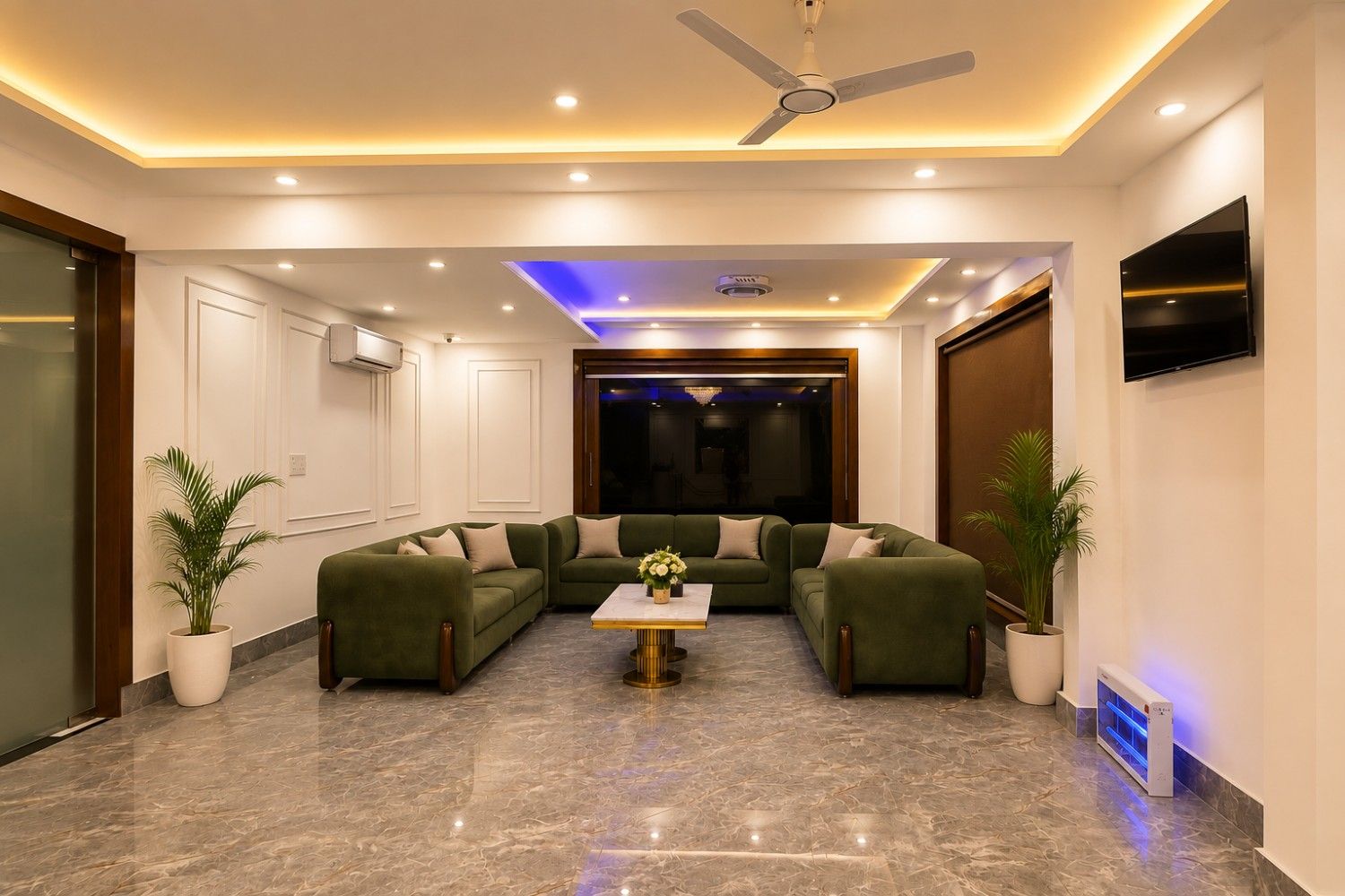 Mazestic Hotel reception
